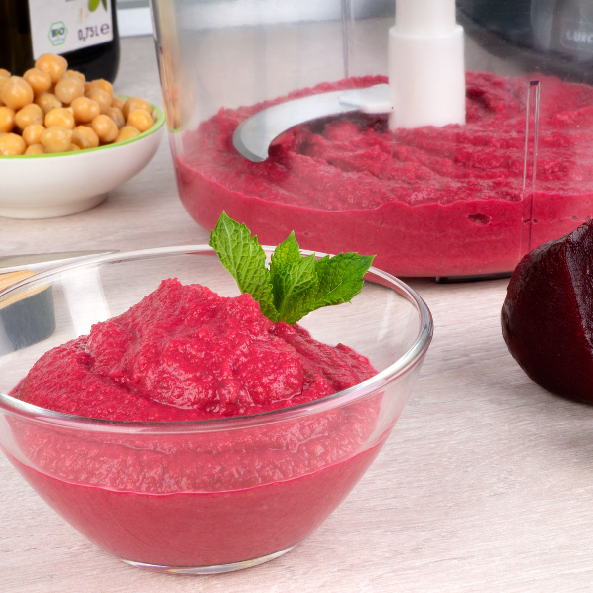 Rote Bete Hummus: Hummus mal anders! Die Rote Bete verleiht dem cremigen Klassiker nicht nur eine schöne Farbe, sondern auch eine feine, erdige Note. Perfekt als Dip, Aufstrich oder Beilage! Richtig gut wird es mit dem Lurch Multi-Mixer Maxi.