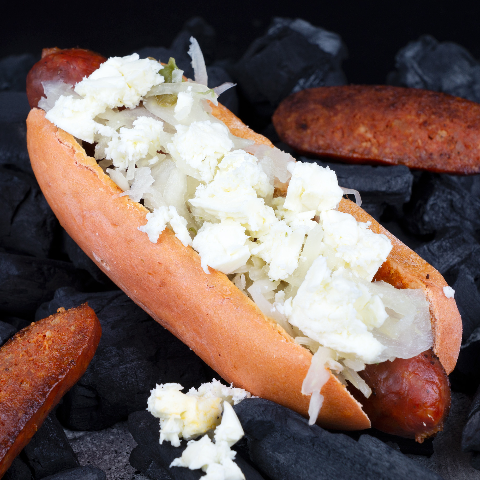 Würzige Hot Dog Buns mit Tomaten-Flavour – ideal für alle, die vegane Abwechslung lieben. Gebacken in der Lurch Hot Dog Bun Backform.