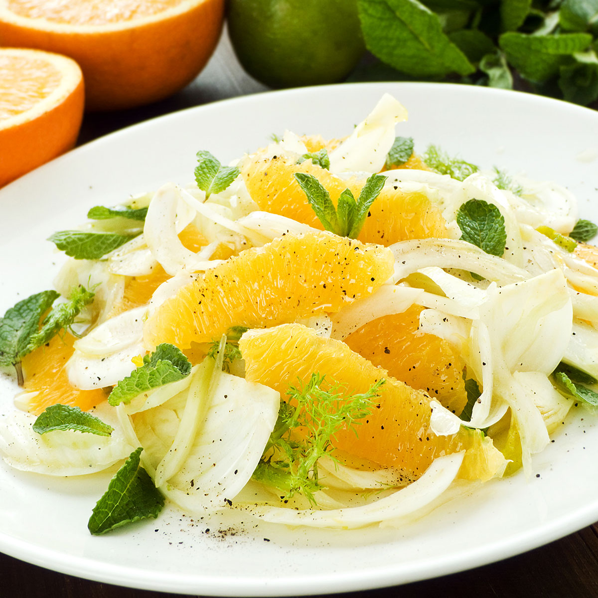 Frischer Salat aus Fenchel und saftigen Orangenstücken kombiniert eine Anisnote mit fruchtiger Süße – ideal als Vorspeise oder Beilage. Schnell zubereitet mit der Lurch Trommelreibe und dem Orangenschäler.