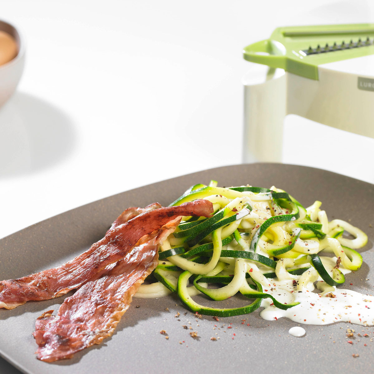 Zucchinipasta à la Carbonara – die leichte Gemüsevariante des Klassikers mit Zucchinispaghetti, cremiger Soße und vollem Geschmack – gesund, köstlich und überraschend vielseitig! Zubereitet mit dem Lurch Spiralschneider.