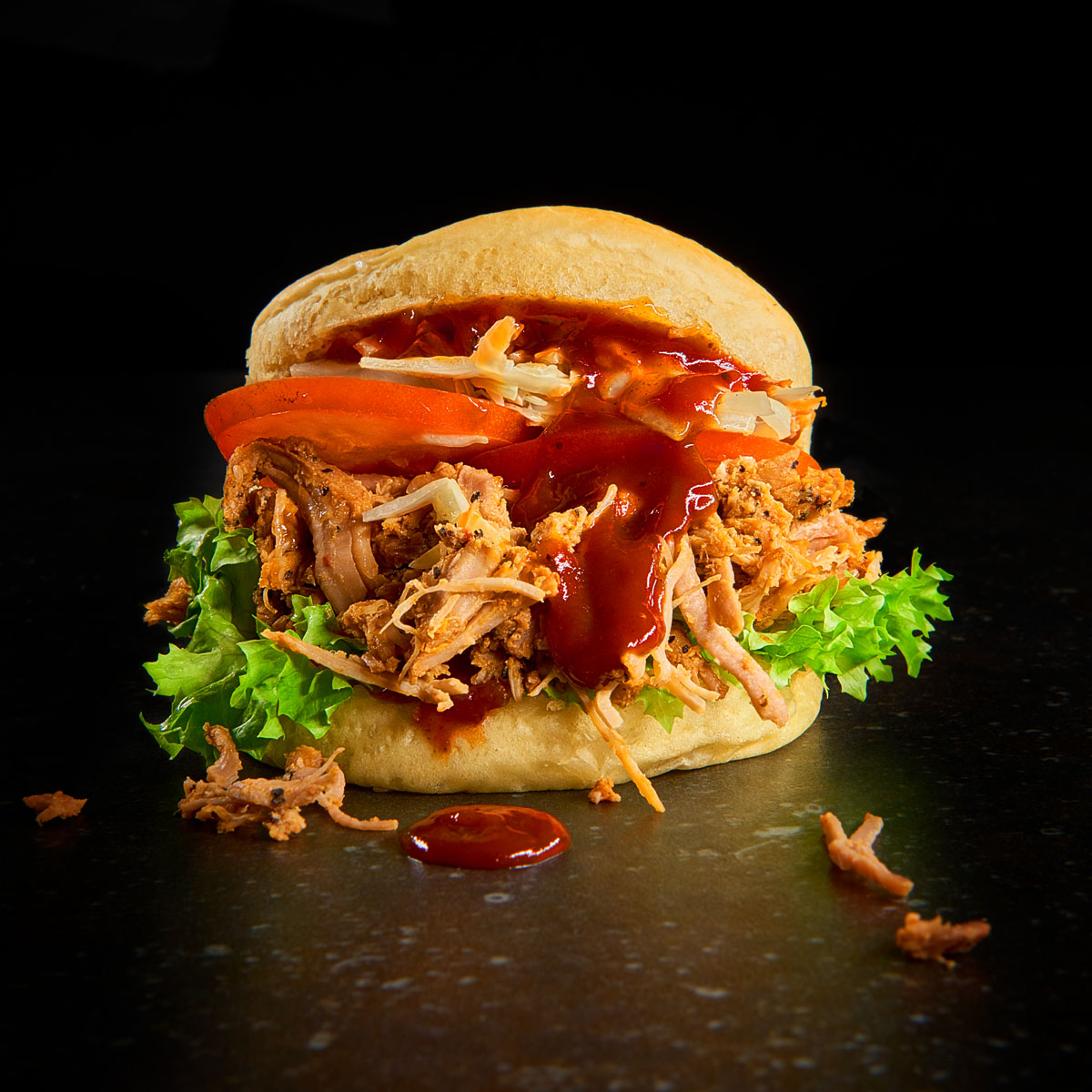 Pulled Pork Burger mit selbstgemachten Buns, zartem Fleisch, BBQ-Soße und Coleslaw – ein echtes Geschmackserlebnis für Burgerliebhaber. Mit der Lurch Burgerbun-Backform werden die Burgerbrötchen am besten.