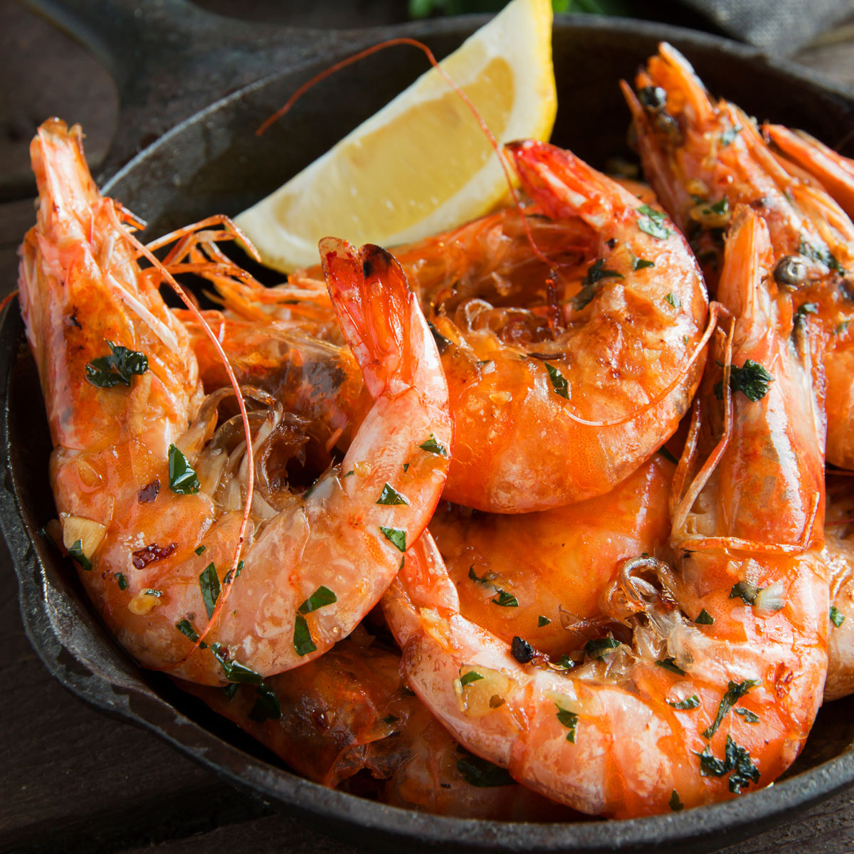 Frischer Geschmack für dein Grillgut! Unsere zitronig-aromatische Marinade passt perfekt zu Hähnchen, Fisch oder Gemüse – einfach einlegen, ziehen lassen und genießen. Zubereitet mit dem Lurch Multi Mixer.