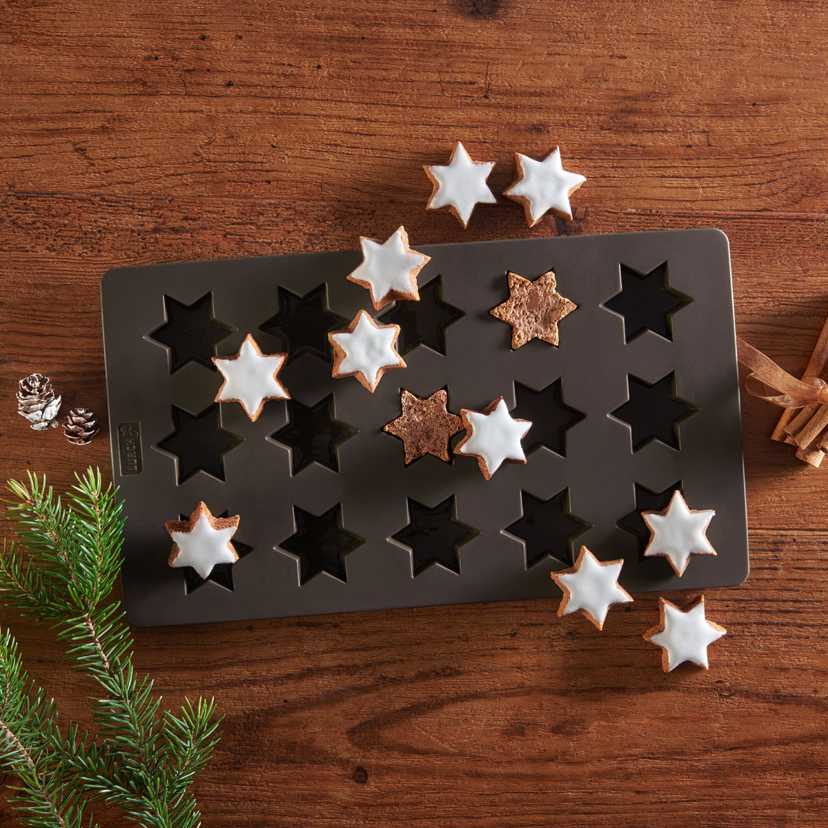 Zimtsterne – der Duft von Zimt und Mandeln gehört einfach zur Adventszeit! Diese klassischen Plätzchen sind nicht nur köstlich, sondern auch ein liebevoller Hingucker auf jedem Weihnachtsteller. Richtig gut werden sie in der Lurch Zimtstern-Backform.