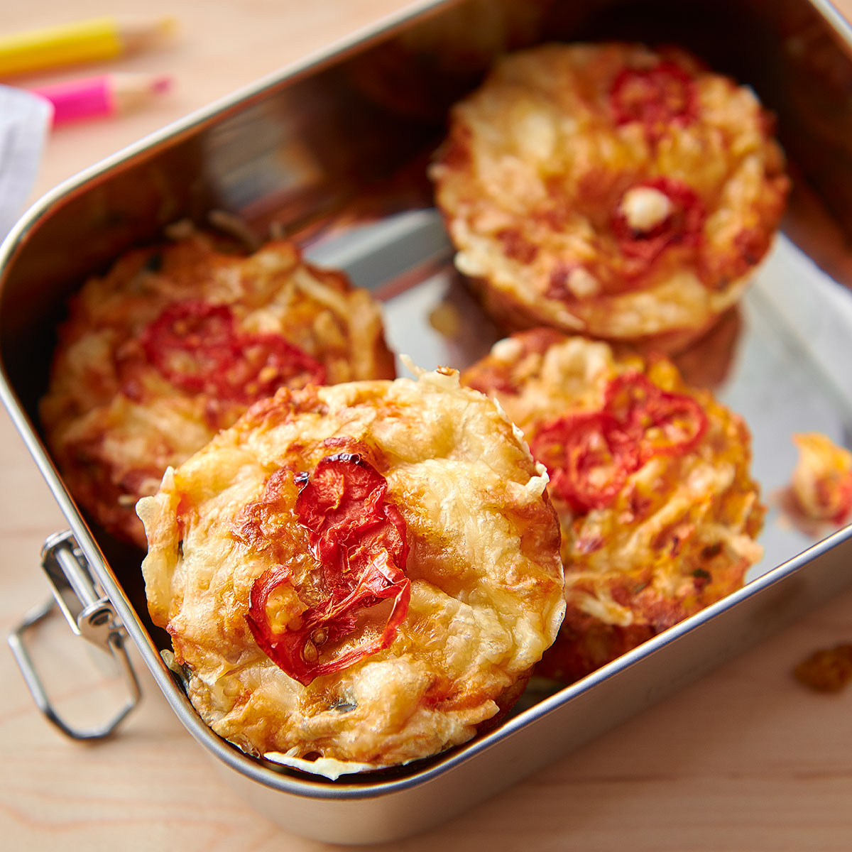 Herzhafte Pizzamuffins mit Salami, Paprika, Tomaten und Pilzen – perfekt als lockeres Fingerfood für unterwegs oder das nächste Buffet. Gelingt super mit der Lurch American Muffin Backform.