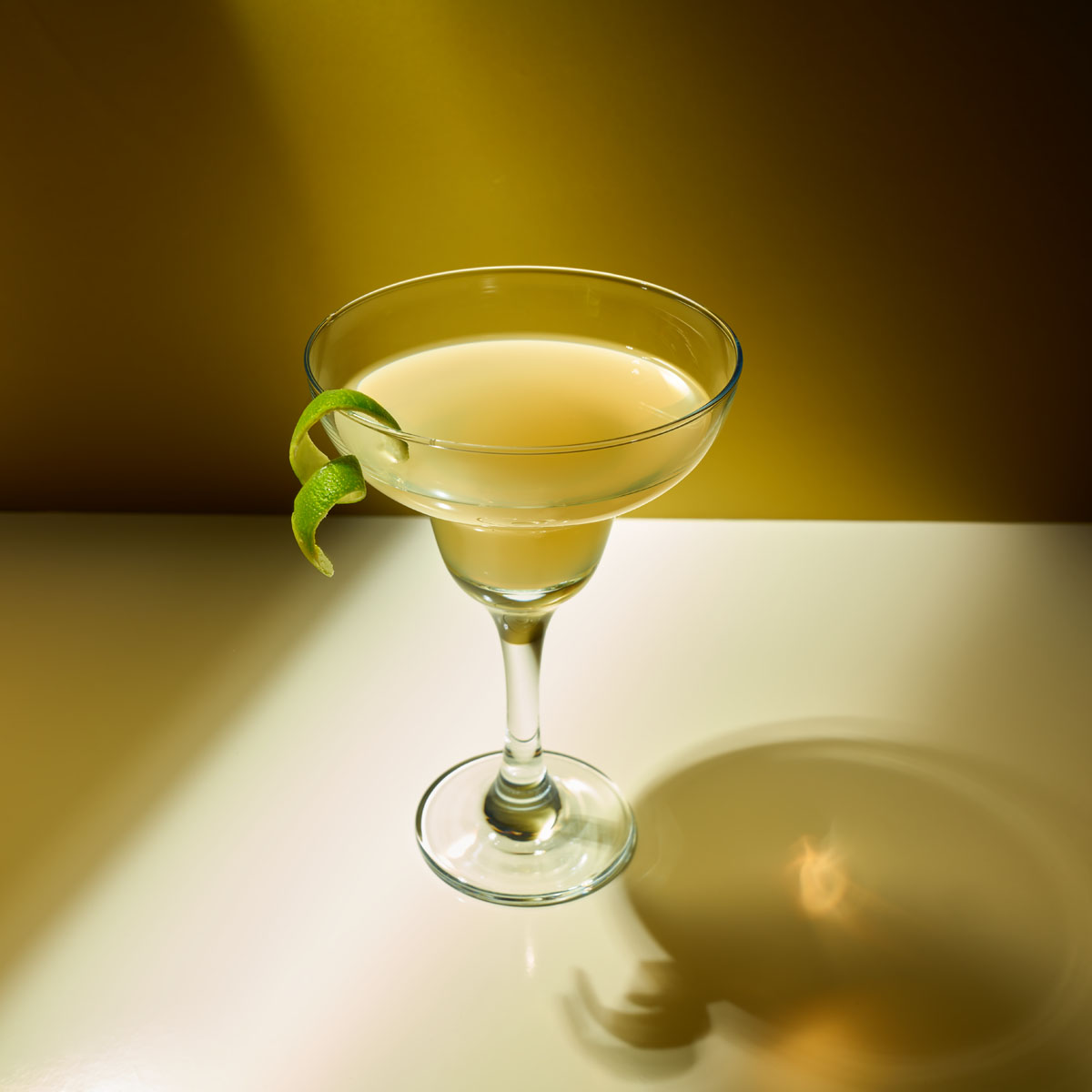 Daiquiri: Ein klassischer Sour aus Rum, Limette und Zucker – perfekt ausbalanciert, eisgekühlt und voller Sommer-Aroma! Zubereitet mit Lurch Barzubehör und Eiswürfelformen.