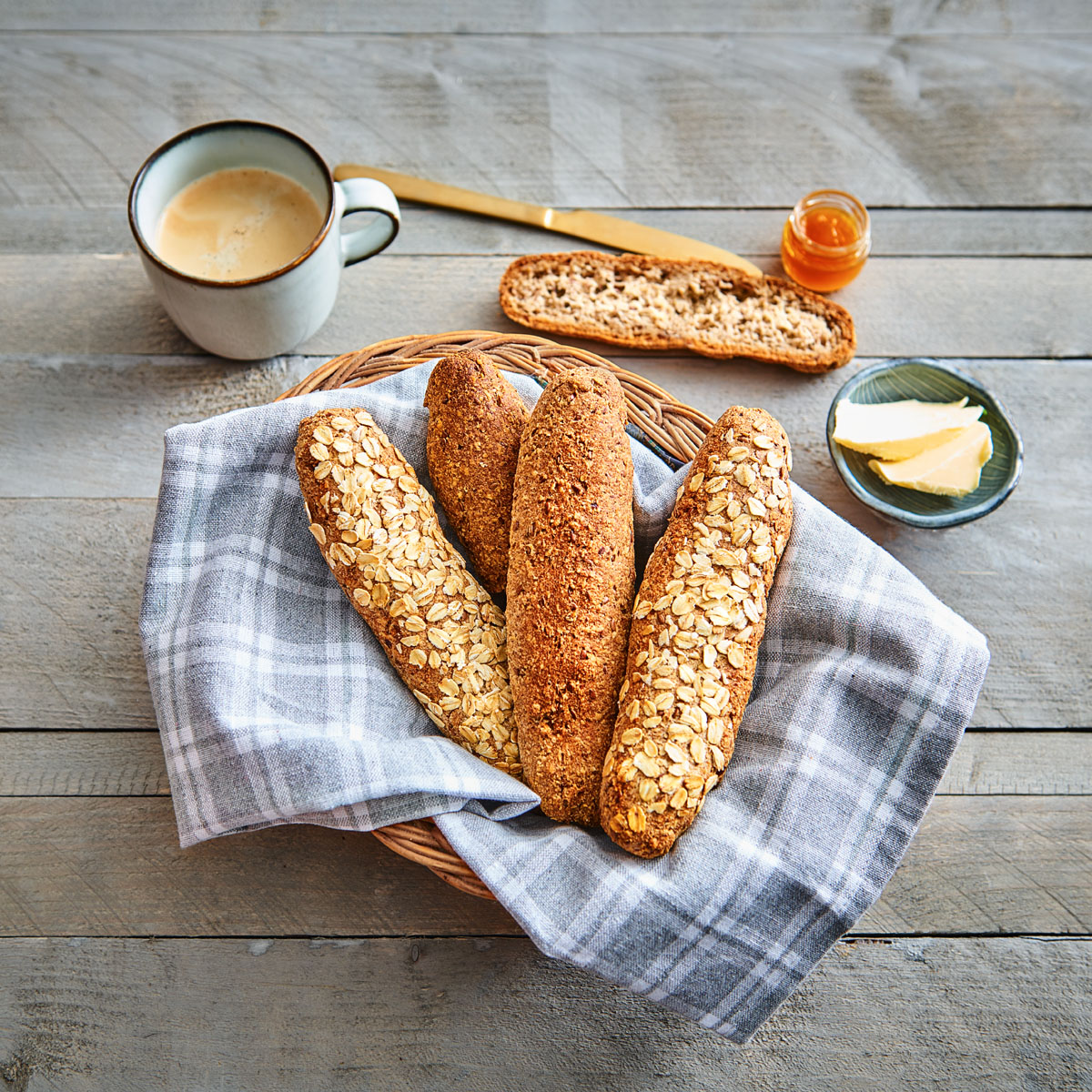 Glutenfreie Fitnessbrötchen mit der Lurch MiniBaguette Backmatte: Außen knusprig, innen saftig – und das ganz ohne Gluten! Diese Brötchen sind ideal für alle, die auf Gluten verzichten, aber auf Genuss nicht verzichten wollen.
