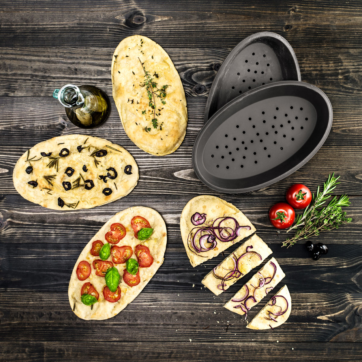 Focaccia-Schiffe in der Lurch Pizza-Backform: Mediterranes Flair pur! Duftender Rosmarin trifft auf Tomaten, Oliven & Co..