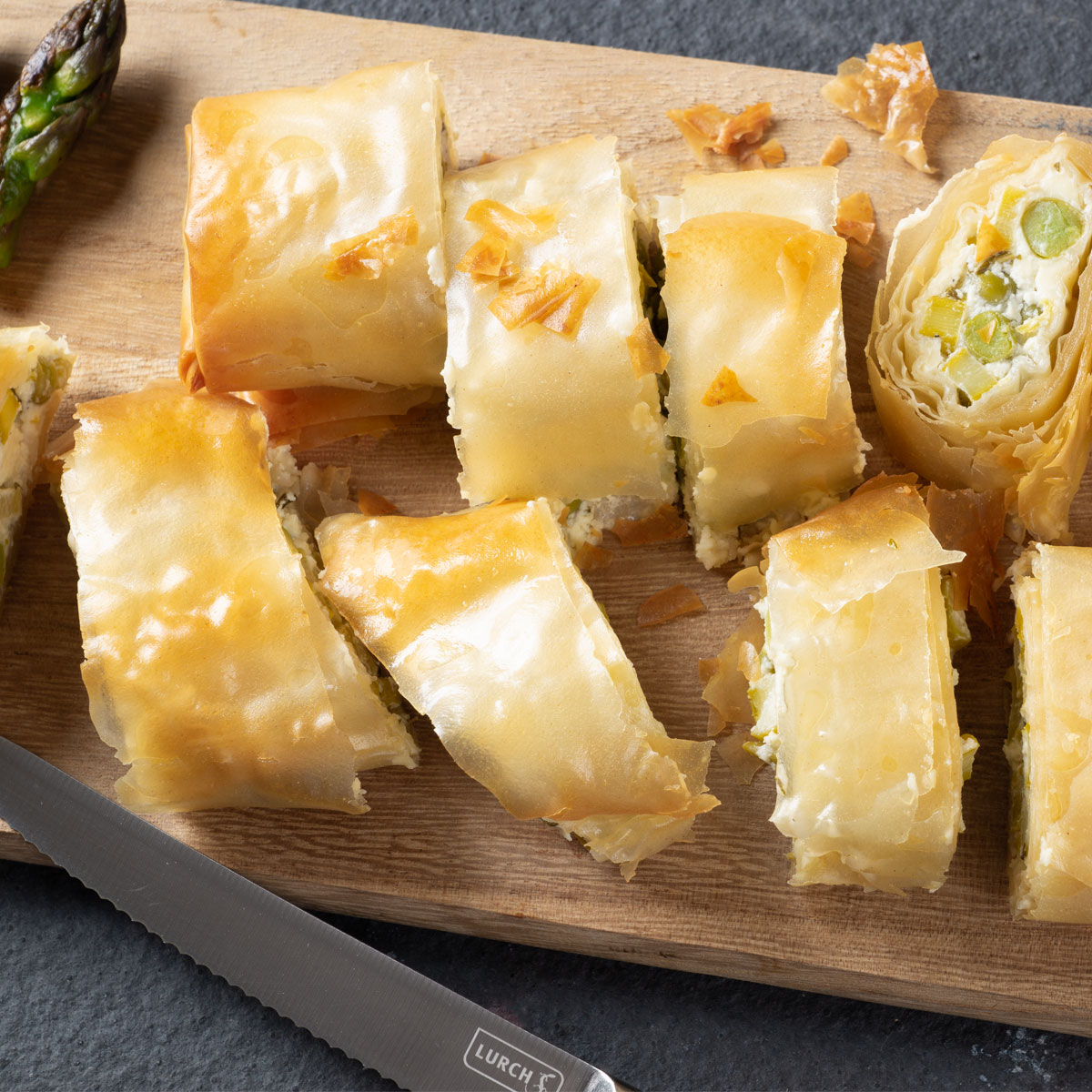 Grüner Spargel mit süßen Erbsen und Feta, knusprig im Strudelteig – edel, lecker und perfekt als Beilage oder Snack.
