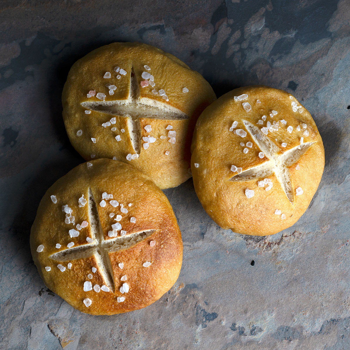 Burger Bun Lauge: Bayerischer Burger-Genuss pur! Das Laugenbrötchen ist die perfekte Basis für Leberkäse, süßen Senf und Krautsalat – herzhaft, saftig, unwiderstehlich! Gebacken in der Lurch Burgerbun-Backform.