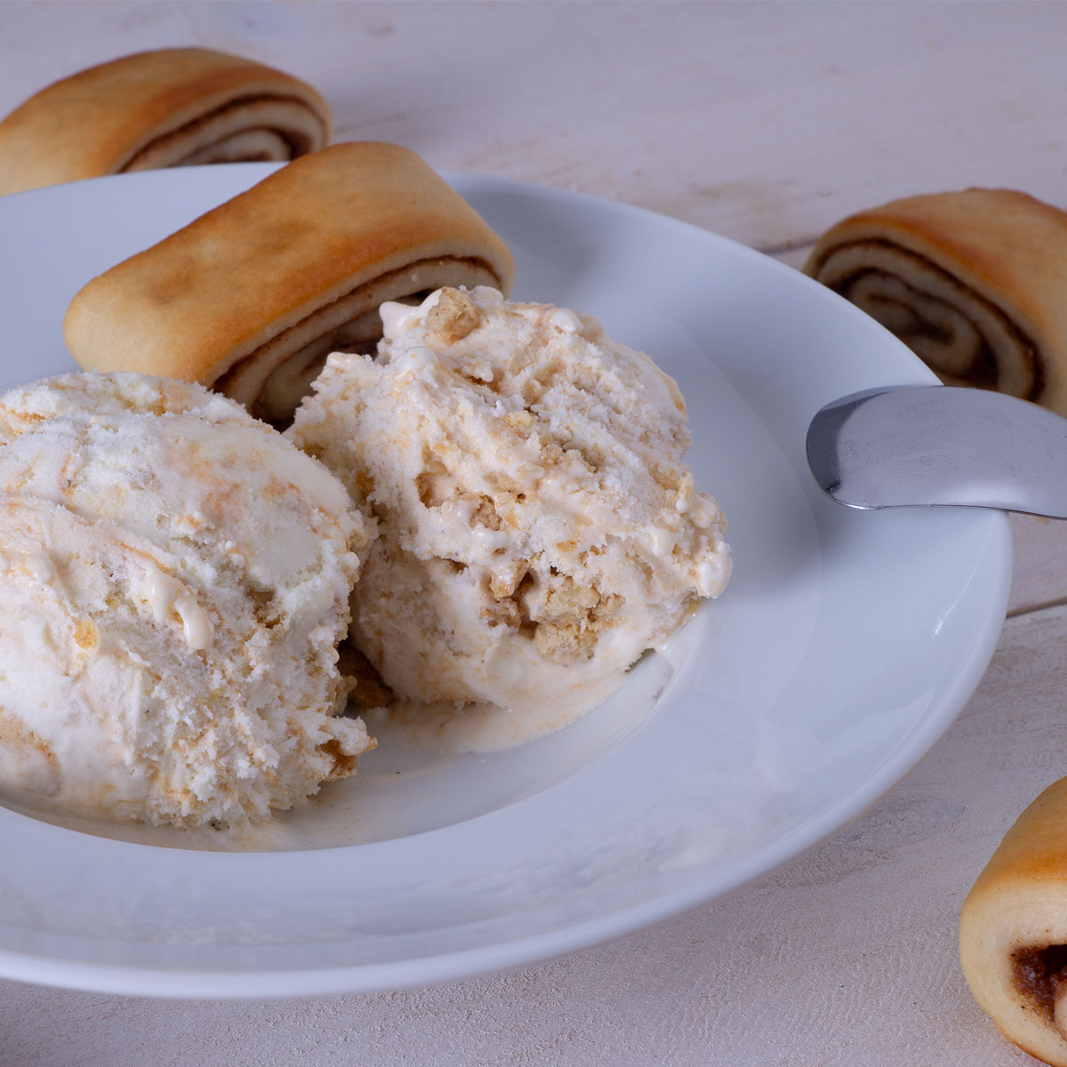 Cremiges Eis aus übrig gebliebenen Zimtschnecken – nicht zu süß, mit feinem Zimt-Aroma, perfekt für jede Jahreszeit.