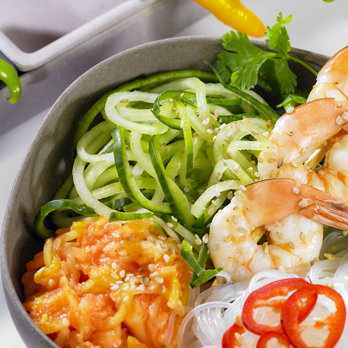 Asiatischer Salat mit Chili-Garnele mit dem Lurch Spiralschneider: Für alle Asia-Fans – ein frischer Salat mit feinen Aromen und würzigen Chili-Garnelen. Perfekt als Beilage zu Fisch, Grillgut oder als besonderes Highlight fürs Partybuffet!