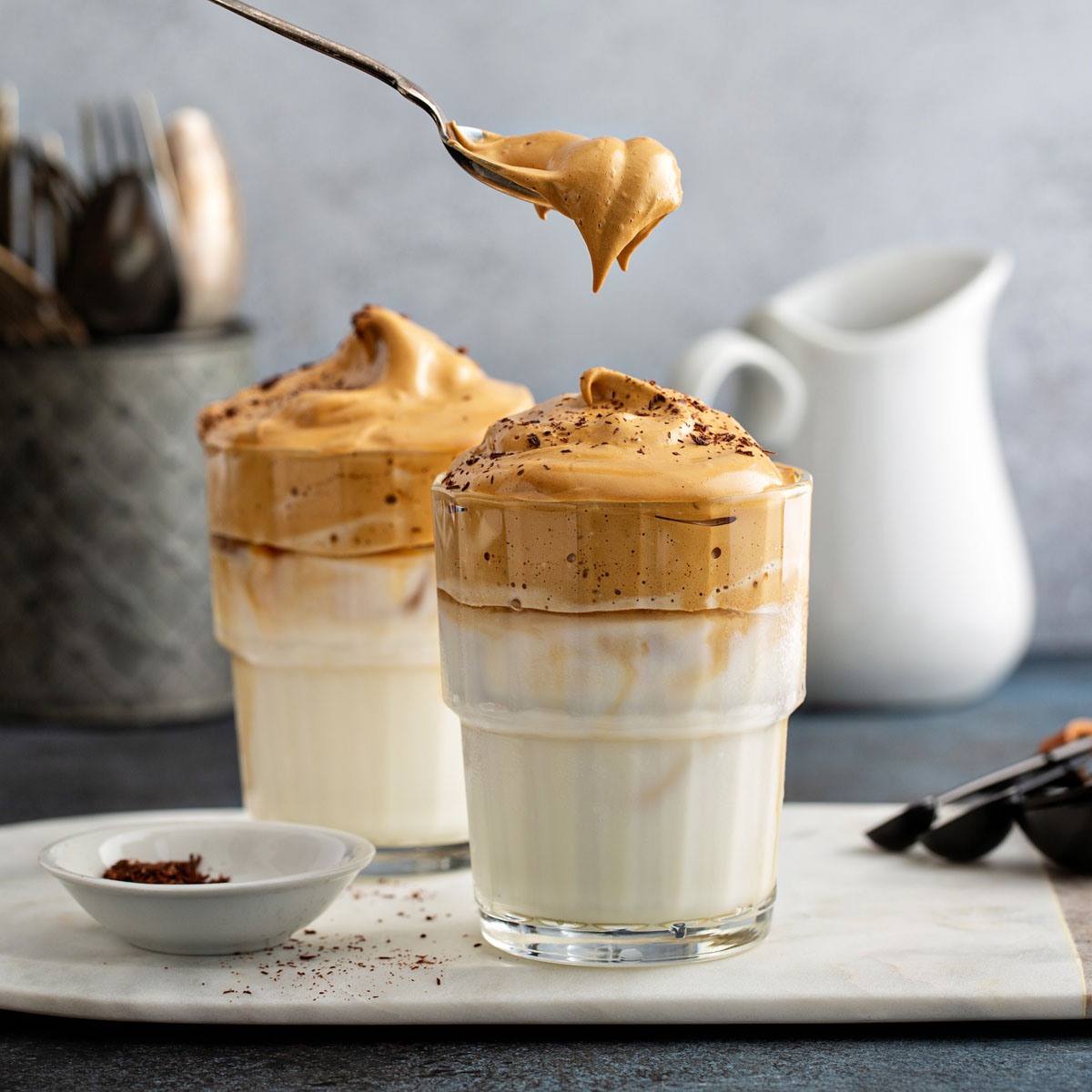 Dalgona Coffee: Kaffee wird hier zum Schaum statt die Milch – klingt verrückt, schmeckt aber fantastisch! Richtig gut nur mit Eiswürfeln aus Lurch Eiswürfelformen.