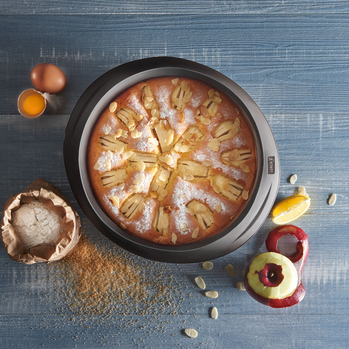 Schneller Apfelkuchen in der runden Lurch Kuchenbackform: Stapeln sich bei dir Äpfel? Dann back dir fix einen saftigen Apfelkuchen! Die Zubereitung geht schnell und einfach – Sahne bereitstellen und genießen!