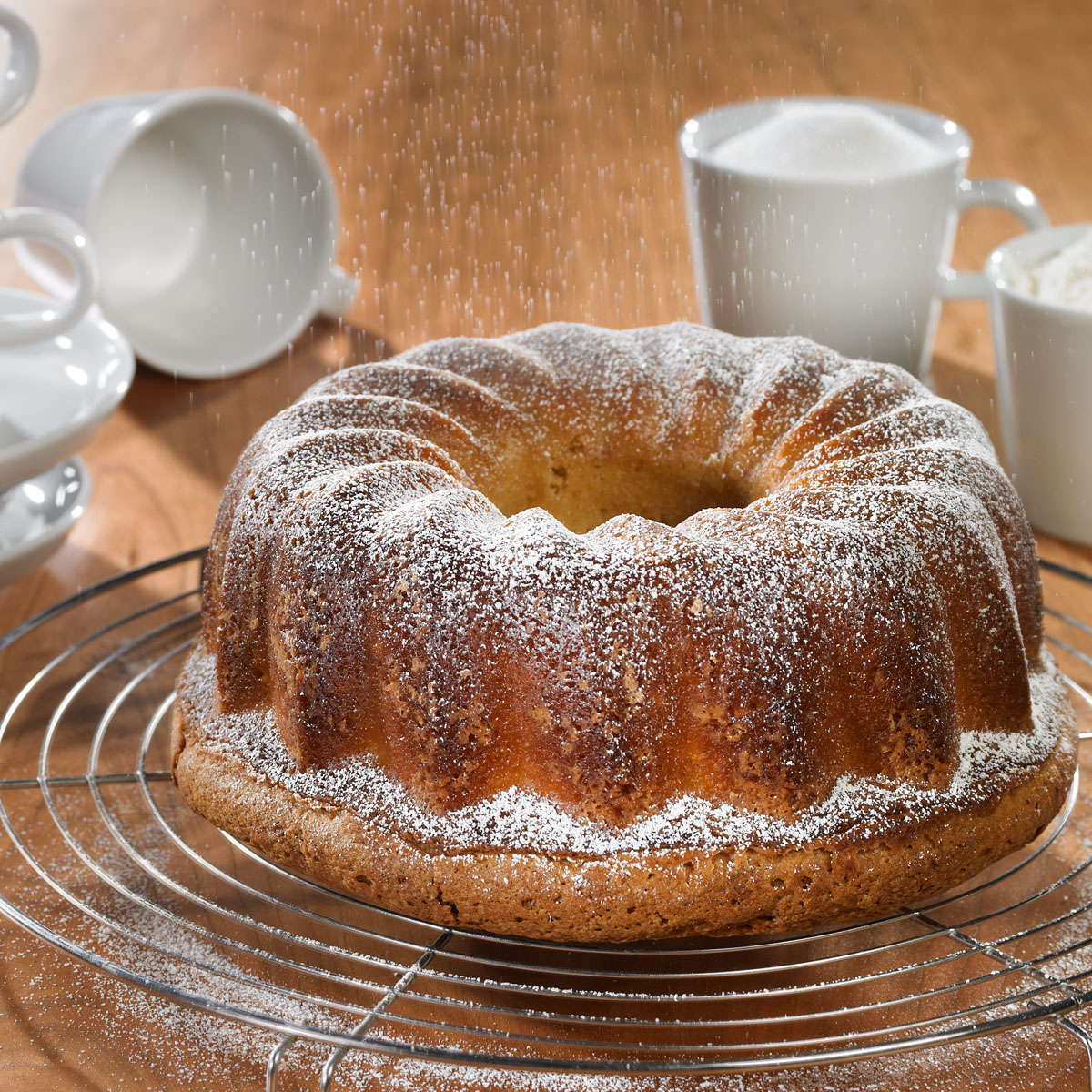 Gugelhupf Grundrezept aus der Lurch Gugelhupf-Backform: Ein echter Klassiker mit Kultstatus! Dieses einfache Grundrezept ist die perfekte Basis – ob pur oder kreativ verfeinert. So gelingt dir dein Gugelhupf garantiert.