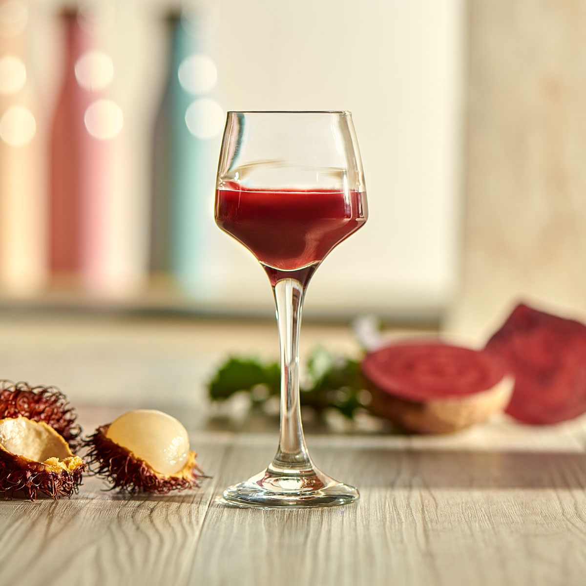 Rote Bete-Litschi-Saft mit dem Lurch Slow-Juicer: Rote Bete ist gesund, aber nicht jeder mag den erdigen Geschmack. Mit süßer Litschi wird daraus ein fruchtiger Power-Drink – erfrischend und voller guter Nährstoffe!