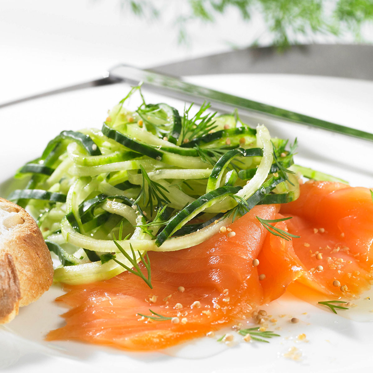 Räucherlachs an Gurkensalat: Feiner Lachs trifft auf frische Gurken-Spaghetti aus dem Lurch Spiralschneider – hübsch angerichtet, lecker kombiniert und perfekt als leichte Vorspeise mit frischem Dill-Dressing.