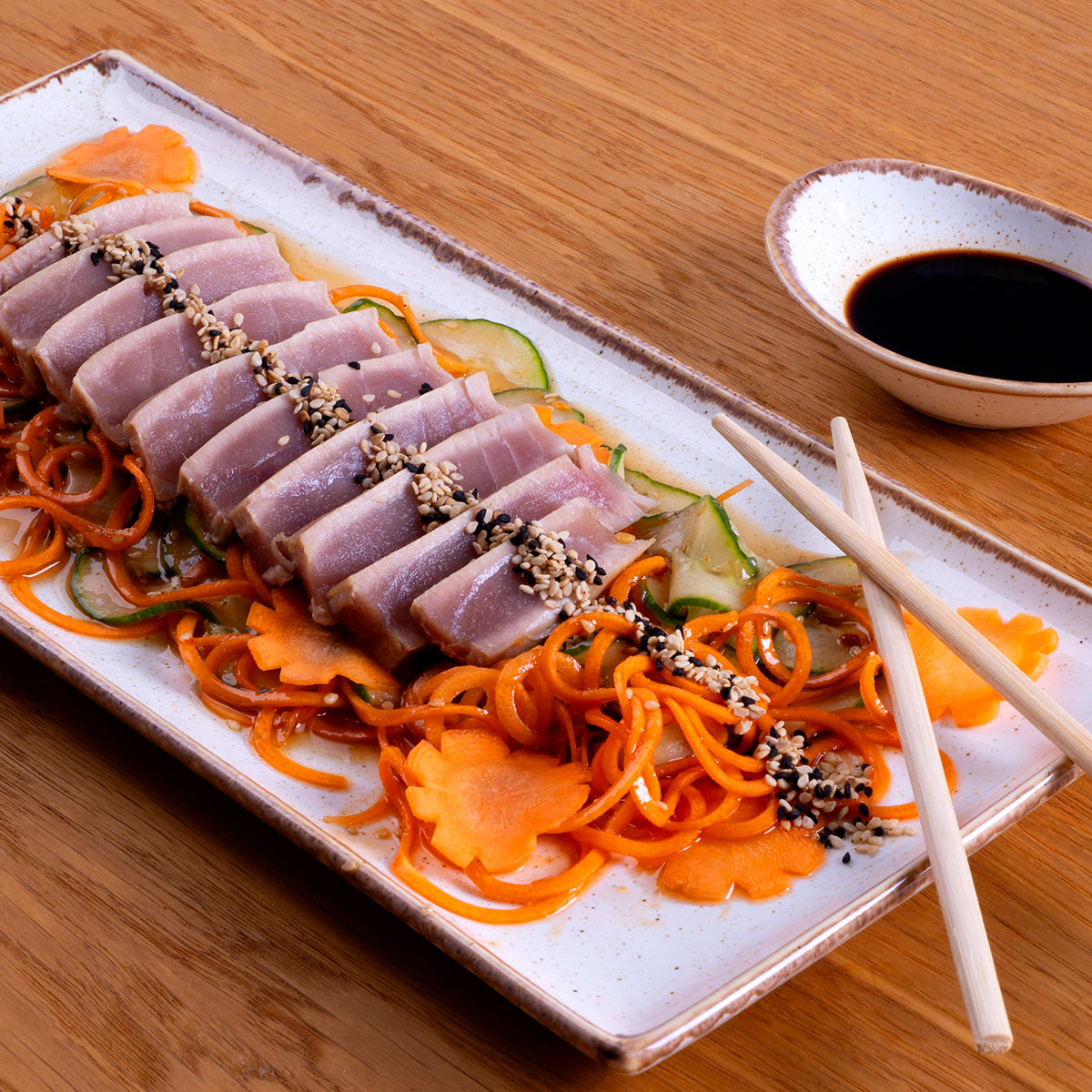 Asiatischer Thunfischsalat mit süß-scharfer Note – ideal für warme Tage.