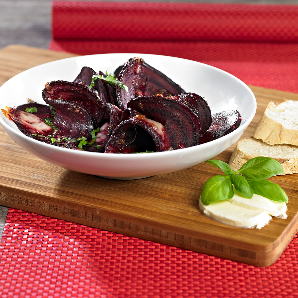 Rote-Bete-Salat mit cremigem Ziegenkäse, Walnüssen und leichtem Dressing – eine perfekt harmonierende, leckere Kombination.