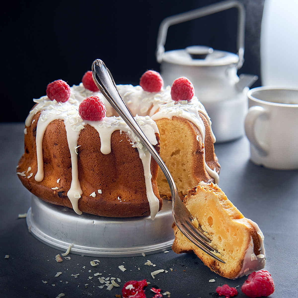 Ein saftiger Guglhupf mit weißer Schokolade und einem Hauch Rum – karibisches Flair für deinen Kaffeetisch, ganz ohne Piratenabenteuer. Gebacken in der Lurch Gugelhupf-Backform.