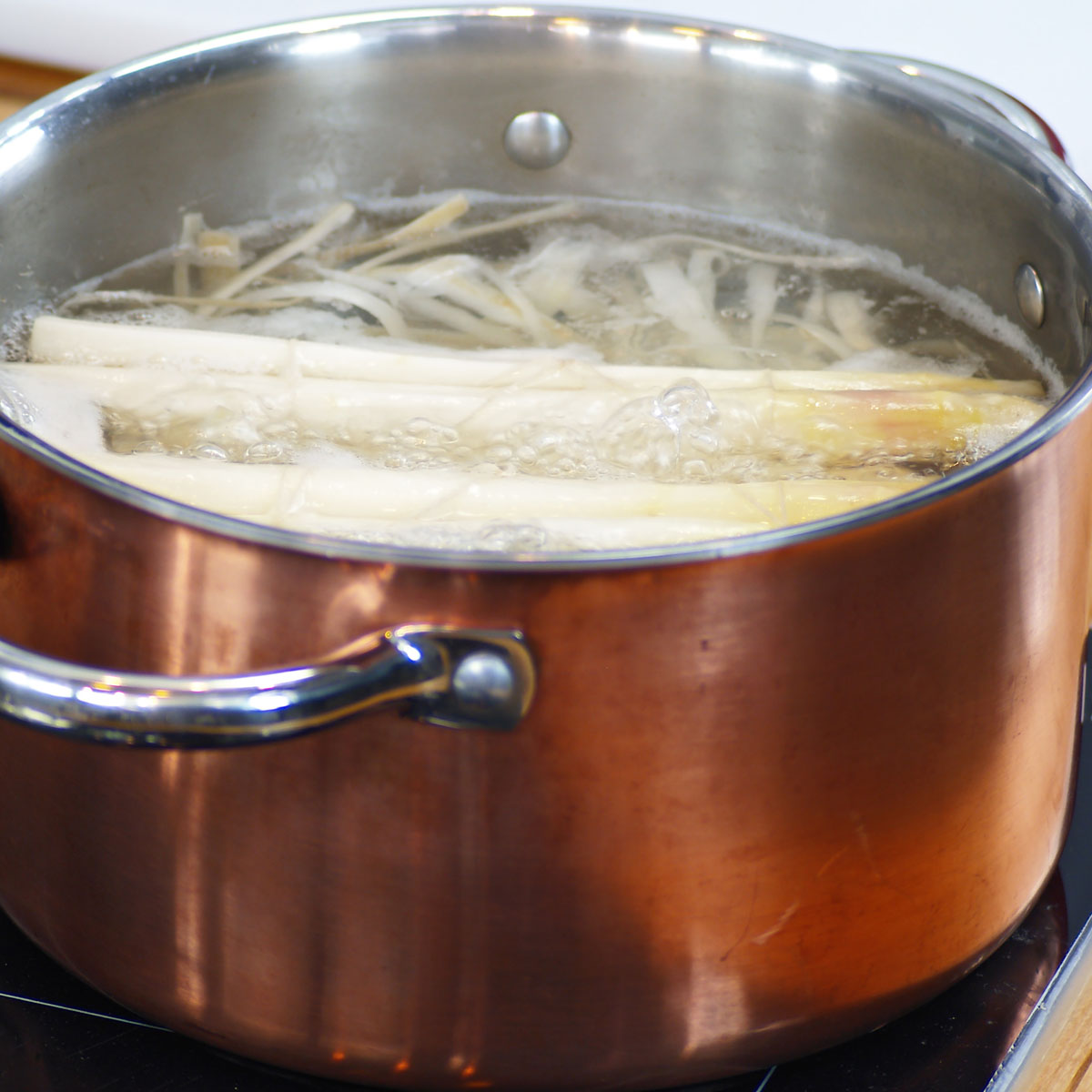 Spargelfond – Grundrezept: Die ideale Basis für Spargelgerichte! Ob für Soßen, Suppen oder Risotto – dieser Fond bringt intensives Aroma und lässt sich ganz einfach mit frischen Kräutern verfeinern. Richtig verarbeitet mit den Lurch Spargelschälern.