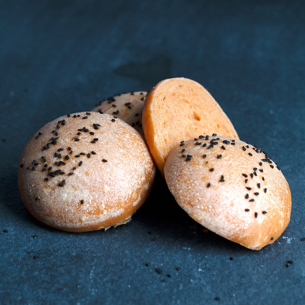 Burger Bun Tomate: Selbstgemacht mit der Lurch Burgerbun-Backform. Diese aromatischen Buns geben deinem Burger das gewisse Etwas.