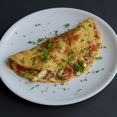 Schnelles Frühstück für Spargel-Fans: Ein fluffiges Omelett mit Spargel und Krabben macht den Morgen zum Genuss.