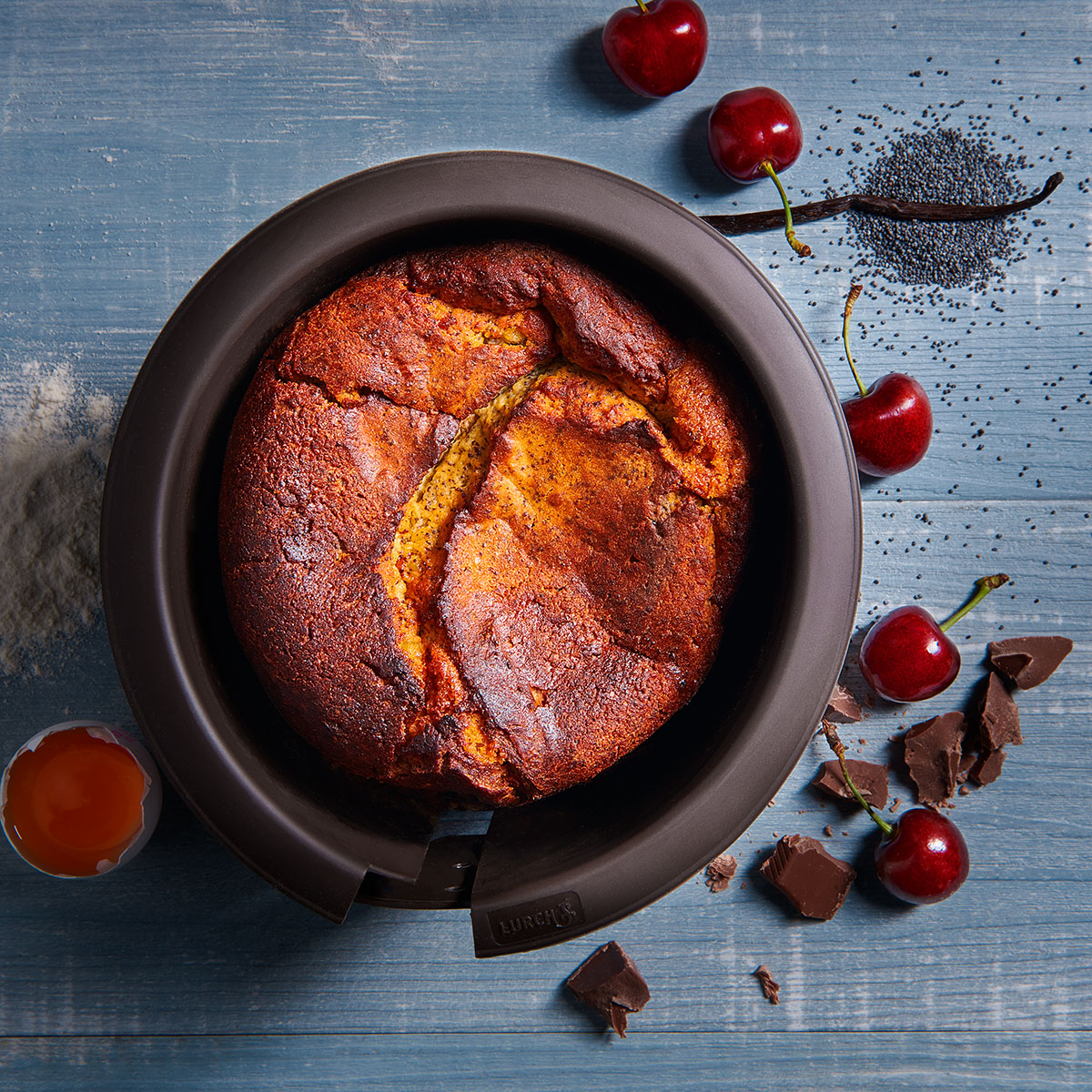 Eine Käsekuchen-Mohn-Kreation mit Kirschen und Vanillepudding, die süß, saftig und voller Aroma ist – einfach ein Genuss! Zubereitet mit der Lurch Springform aus Silikon und einem Sieb.