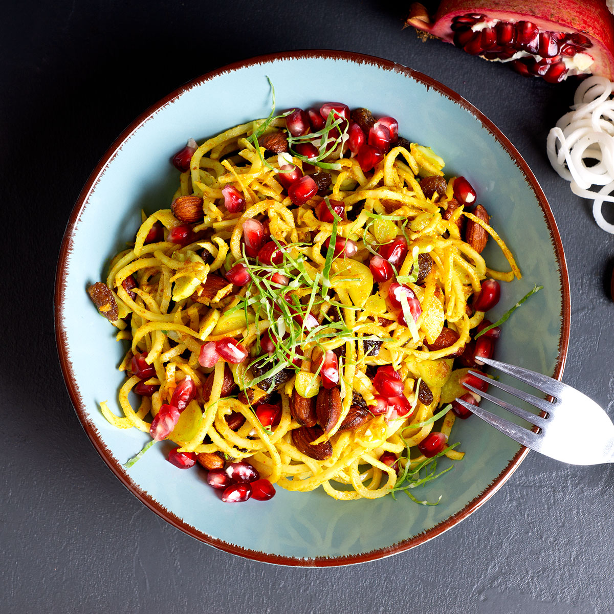 Blumenkohl-Stiel wird zur Pasta: Spiralisiert, mit Mandeln, Rosinen und Sahne serviert – einfach köstlich verwertet!