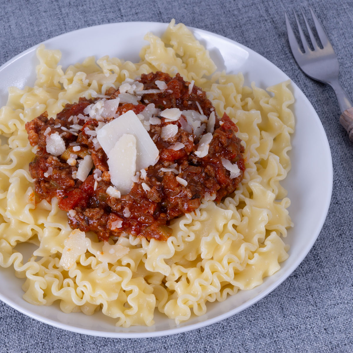 Aromatische Pasta-Soße mit Kapern, Sardellen und Oliven – kräftiger Geschmack für Erwachsene, aber auch bei Kindern beliebt, ideal als Nudelsoße voller mediterraner Aromen.