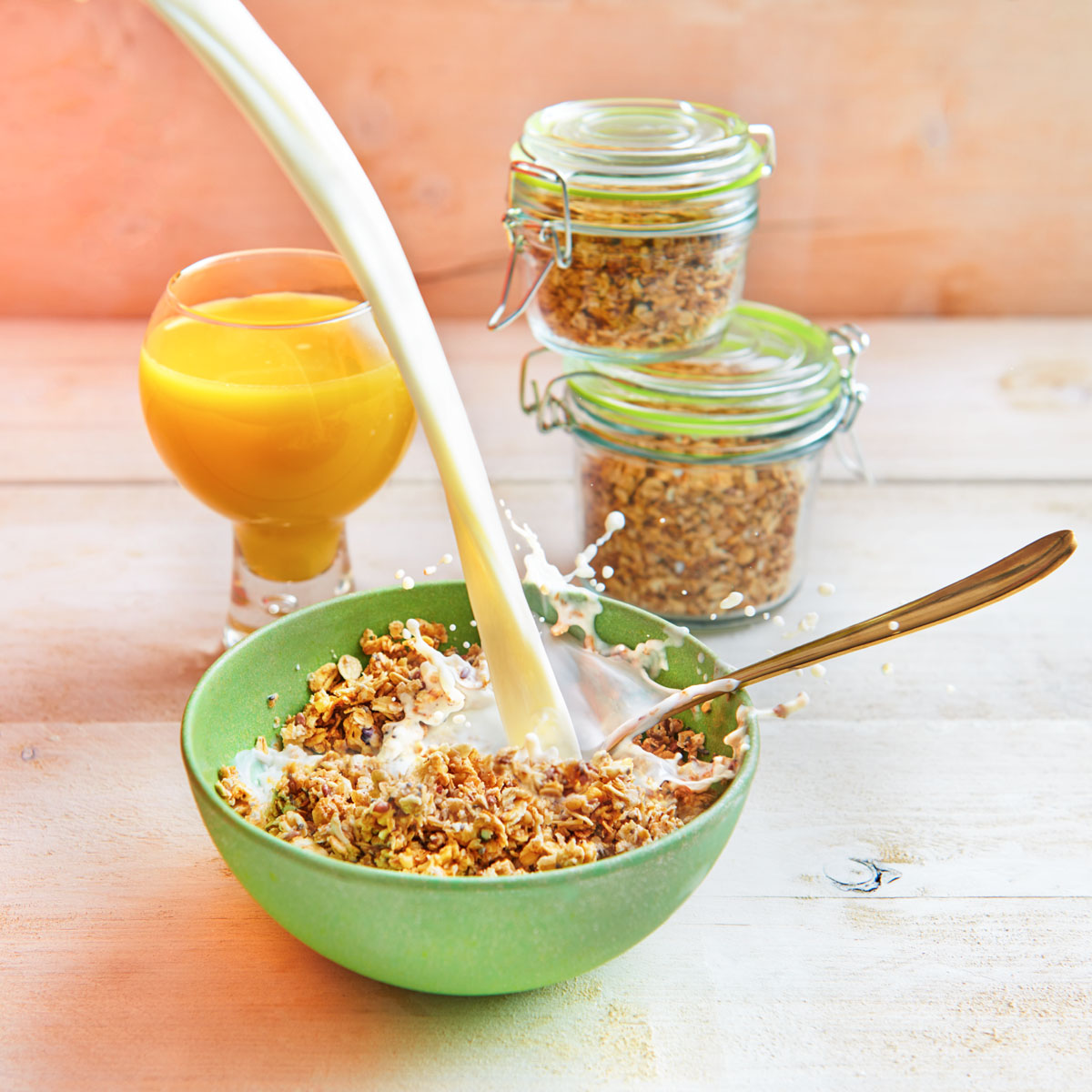 Knusprig, natürlich und ganz ohne Zusätze – dieses selbstgemachte Granola aus der Lurch FlexiBlech-Backform bringt Schwung in dein Frühstück und macht jeden Morgen zum gesunden Genuss!