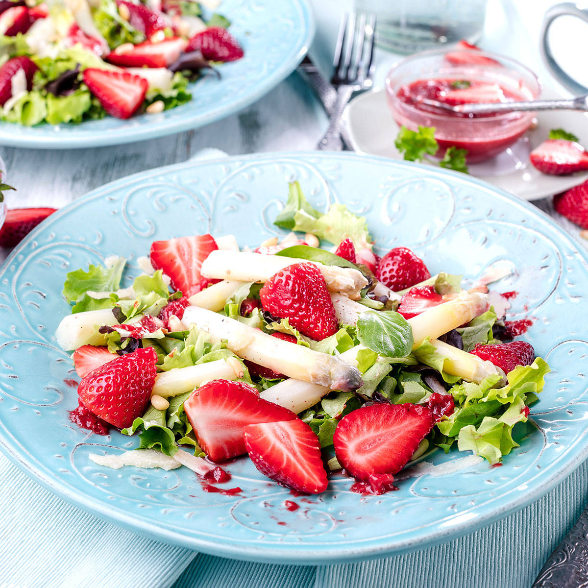 Leichter Sommersalat mit grünem Spargel, Kochschinken und Beeren – frisch, fruchtig und herrlich aromatisch.