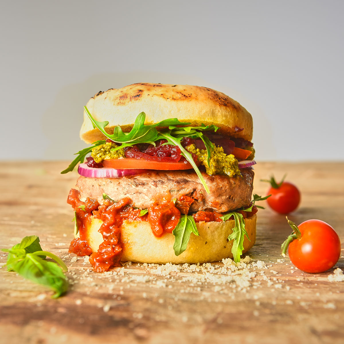 Chicken mediterran Burger: Saftiges Hähnchen, Kräuter-Buns, Zwiebelmarmelade, Pesto & Sugo – ein Burger mit echtem Mittelmeer-Flair! Die Burgerbuns werden mit der Lurch Burgerbun Backform perfekt.
