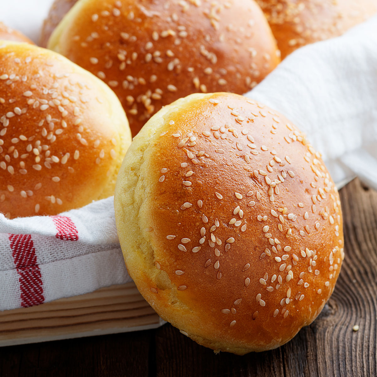 Selbstgebackene Brioche-Burger Buns – goldbraun, fluffig und perfekt für deinen Lieblingsburger.