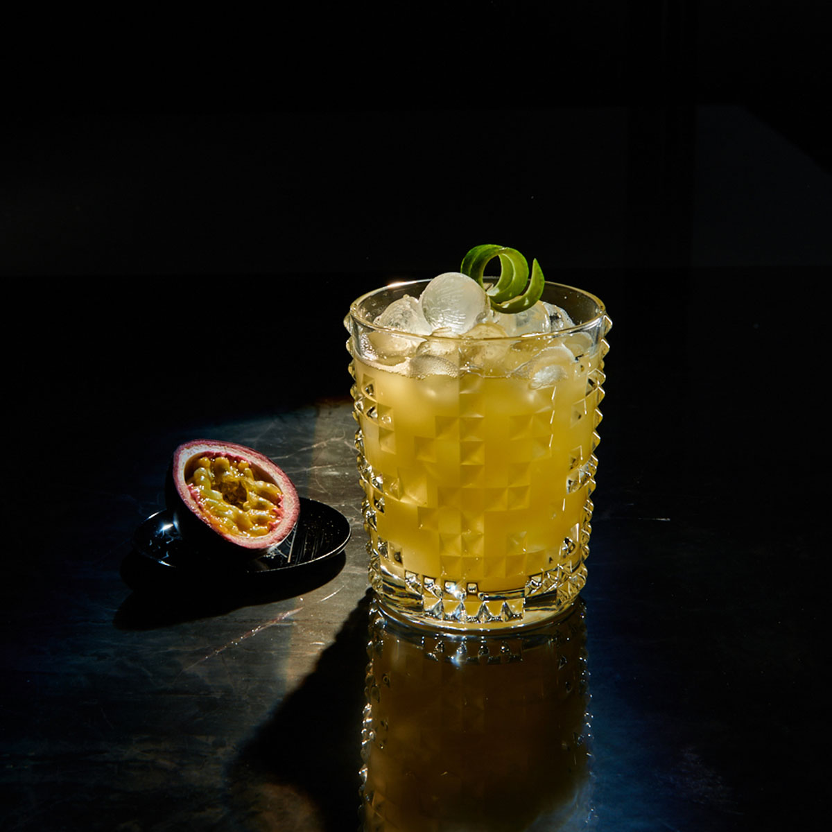 Batida de Maracuja: Fruchtig, cremig, tropisch – dieser Cocktail bringt dir das Urlaubsfeeling direkt ins Glas! Schnell mit dem Lurch Barzubhör gemixt, mit Eiswürfeln gekühlt und serviert.