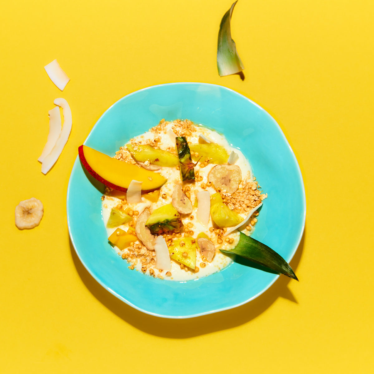 Mein Müsli Tropic bringt mit Haferflocken, Mango, Banane, Ananas, Kokos und Nüssen tropisches Sommer-Feeling direkt auf deinen Frühstückstisch. Zubereitet mit dem Lurch Tango Universalmesser.