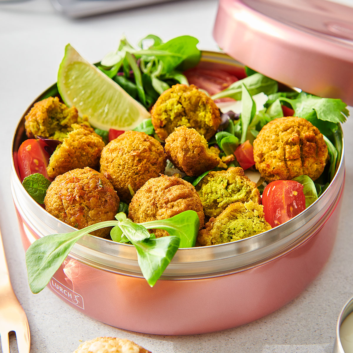 Knusprige, orientalisch gewürzte Falafel-Bällchen als perfekter, gesunder und vielseitiger Snack für jede Gelegenheit. Mit dem Lurch Multi Chopper Gemüsezerkleinerer wirds spitze!