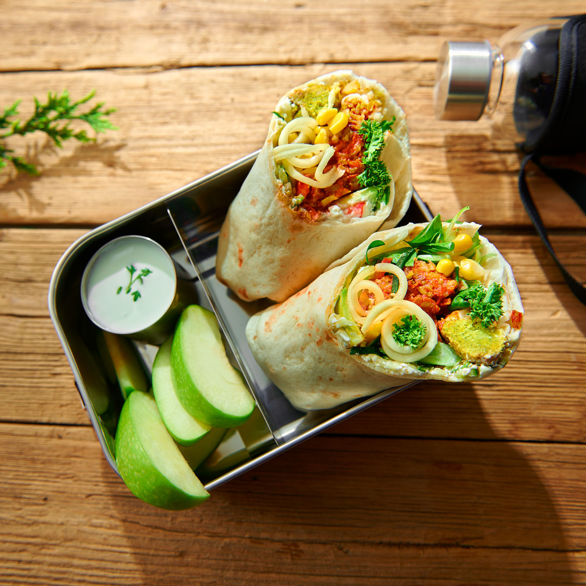 Herzhafter Burrito mit Tomatenreis und frischem Gemüse – lecker, sättigend und perfekt zum Mitnehmen. Zubereitet mit Lurch Spiralschneider und Multi Chopper.