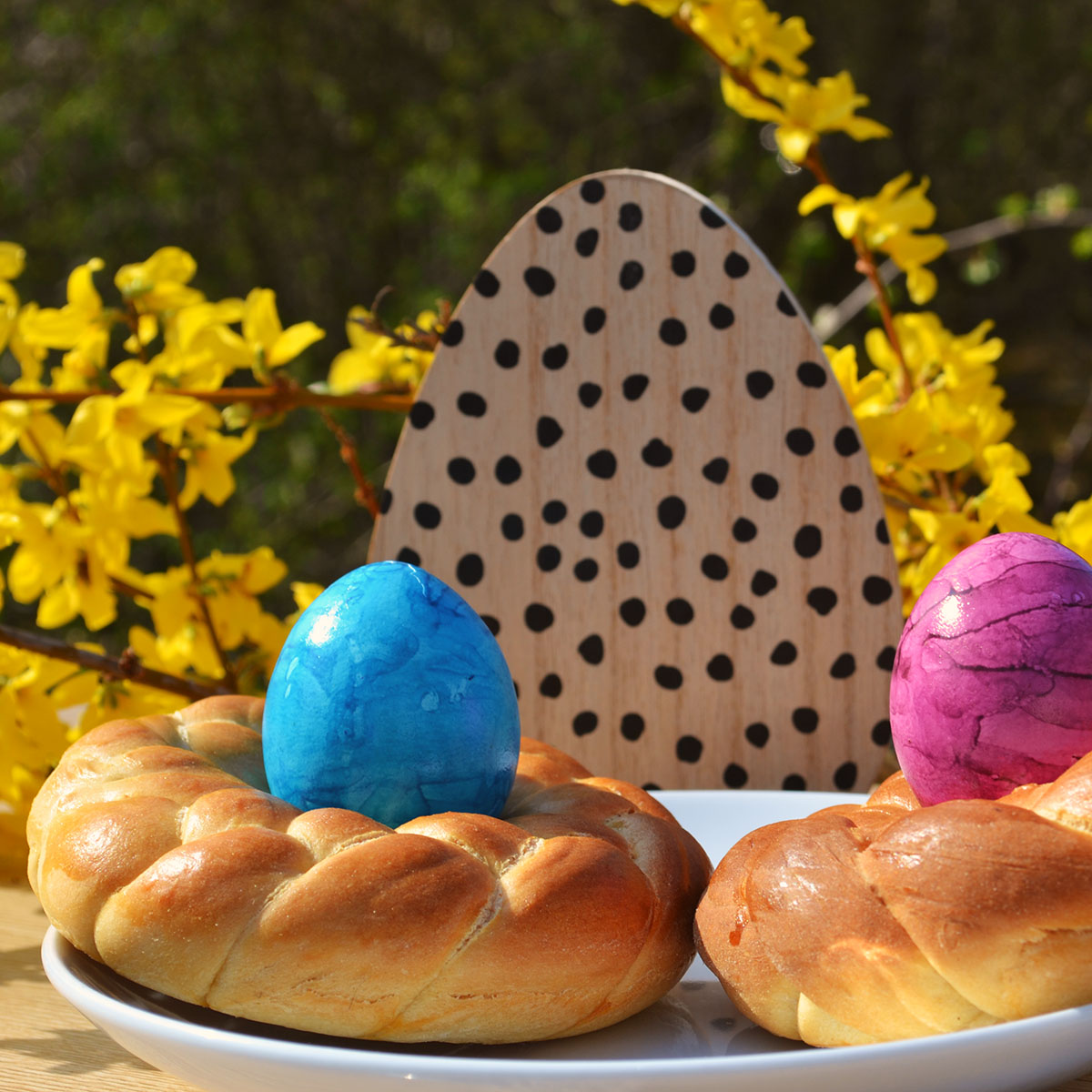 Kleine Osterkränze aus der Lurch Bagel-Backform: Diese süßen Hefekränze sind ideal für den Ostertisch – pur oder mit einem bunten Ei dekoriert. Mit oder ohne Rum ein leckerer Hingucker!