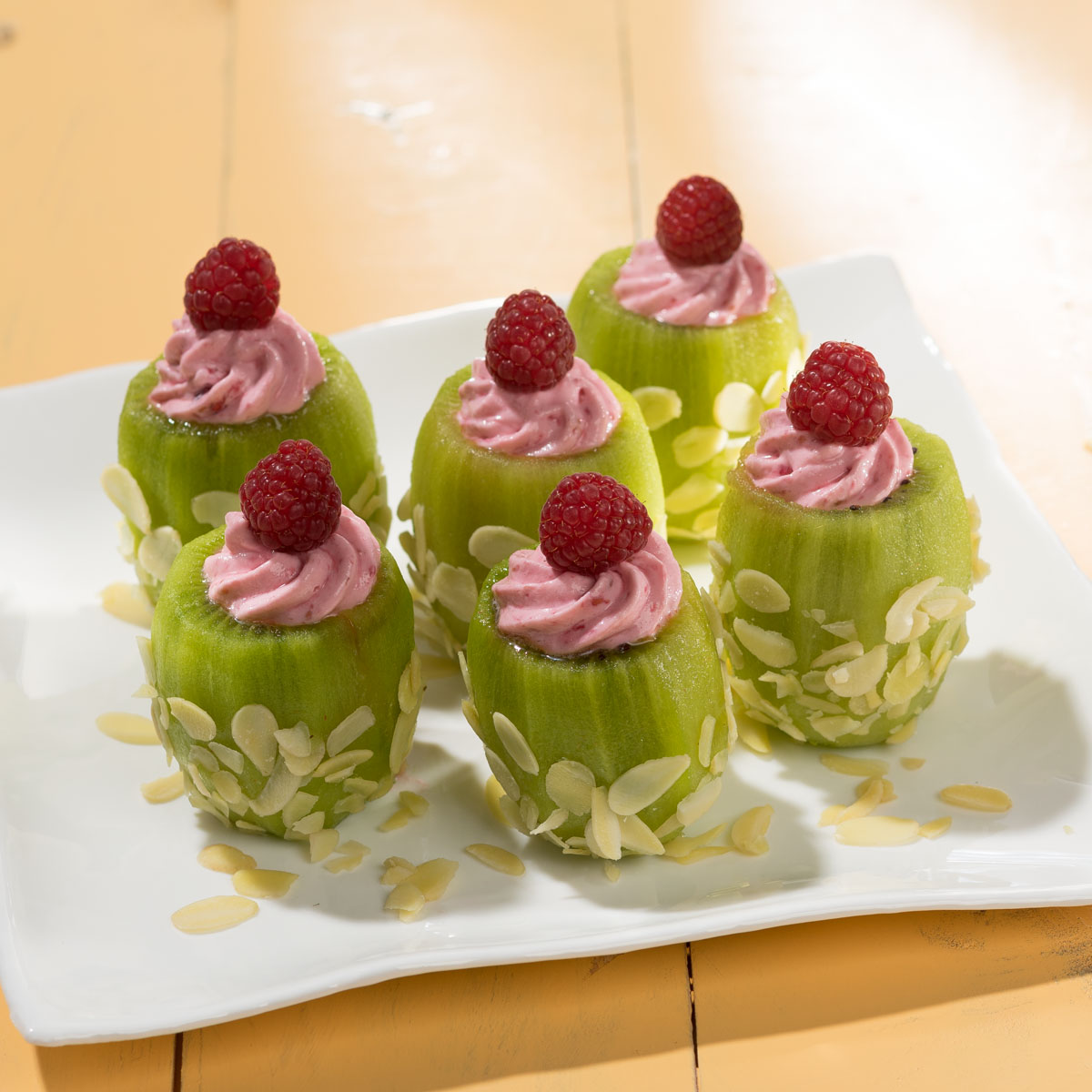 Gefüllte Kiwi mit Himbeere: Fruchtig, frisch und richtig raffiniert – ein Hingucker-Dessert mit Wow-Effekt und himbeeriger Füllung! Richtig zubereitet mit dem Lurch Twister.