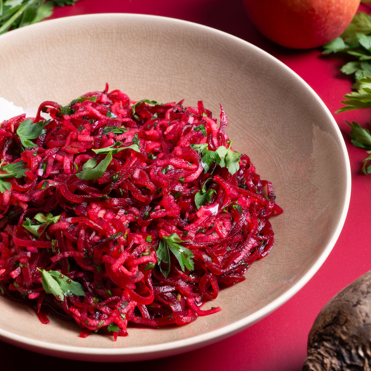 Rote-Bete-Salat mit frischen Kräutern und cremigem Dressing – farbenfroh, gesund und voller Aroma.