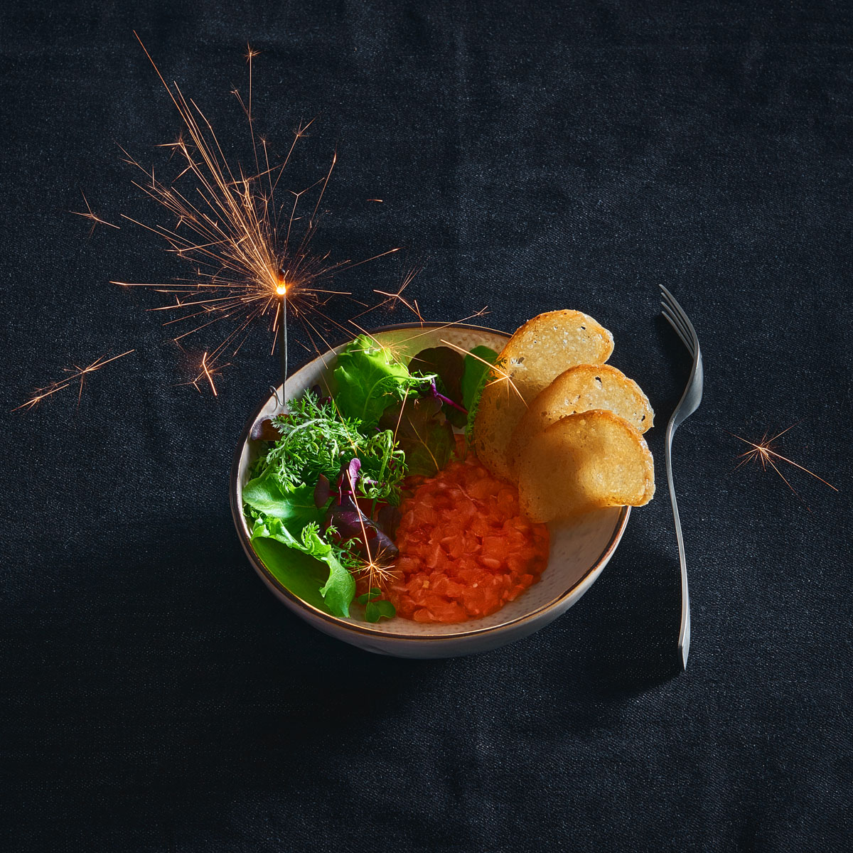Lachstatar mit der Lurch Burgerpresse: Hier kommt unser feines Lachs-Tatar! Fein gewürfelt, mit Zitrone, Chili, Salz, Pfeffer und Öl verfeinert – frisch, lecker und perfekt als Vorspeise der Extraklasse.