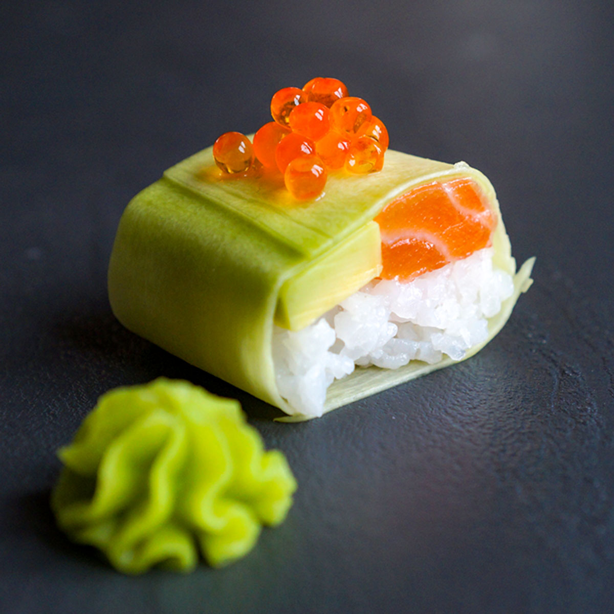 Gemüse-Sushi: Lachs-Zucchini-Avocado – Frisch, lecker und mit dem Lurch Catto Gemüsebahnenschneider schnell selbst gemacht! Diese kleinen Häppchen sind ein Hingucker.