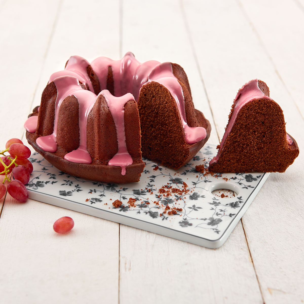 Rotweinkuchen in der Lurch Gugelhupf-Backform: Ein Kuchen mit feiner Rotweinnote, der saftig und aromatisch schmeckt. Auch der Zuckerguss bekommt einen Schluck Wein – einfach köstlich!