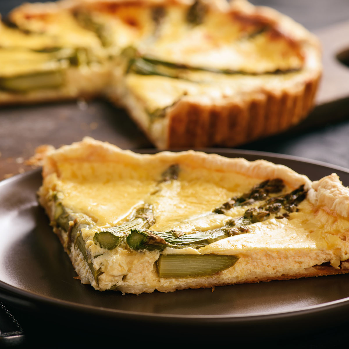 Spargelquiche in der Lurch Quiche-Silikonbackform: Grüner und weißer Spargel vereint in einer herzhaften Quiche – einfach vorzubereiten, vielseitig im Geschmack und perfekt für Frühlingstage.