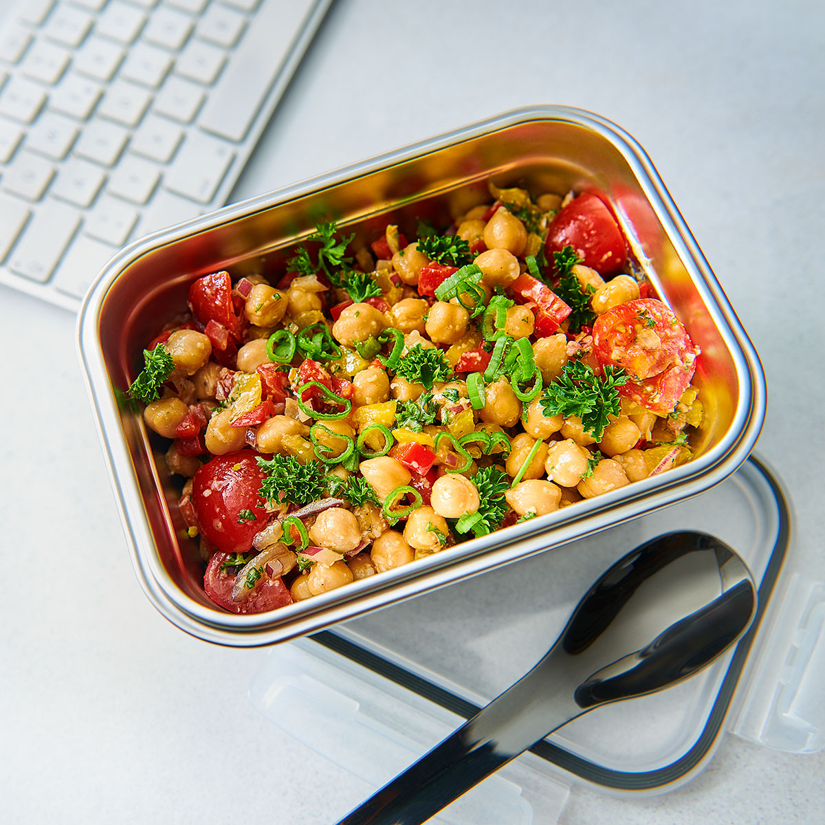 Bunter Kichererbsensalat mit Paprika, Tomaten, Parmesan und würzigem Dressing – ein gesunder Genuss, der einfach gute Laune macht. Richtig gut mit dem Lurch Dressing-Shaker.