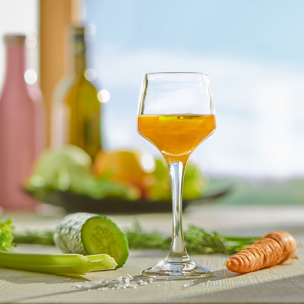 Karotte-Gurke-Staudenselleriesaft: Vitamine, Flüssigkeit und Stoffwechselkick – perfekt für den Start! Entsaftet mit dem Lurch Slow Juicer.