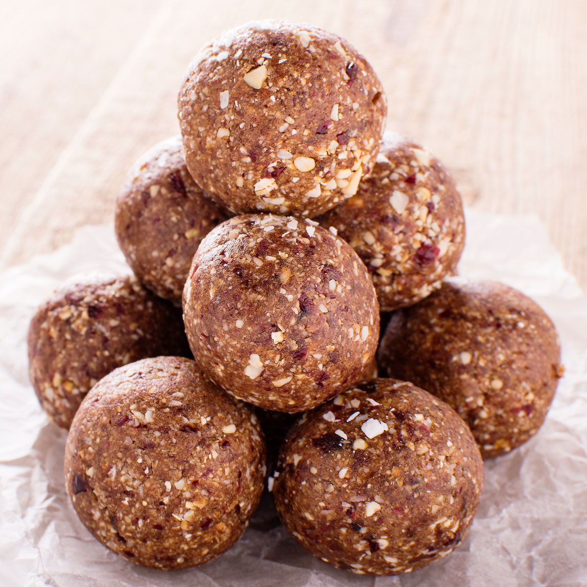Energyballs Müsli: Müsli mal anders – als kleine, praktische Energy Balls! Haferflocken, Banane, Nüsse, Mandeln und Cranberries stecken drin. Schnell zubereitet mit der Lurch Trommelreise und Multi Chopper.