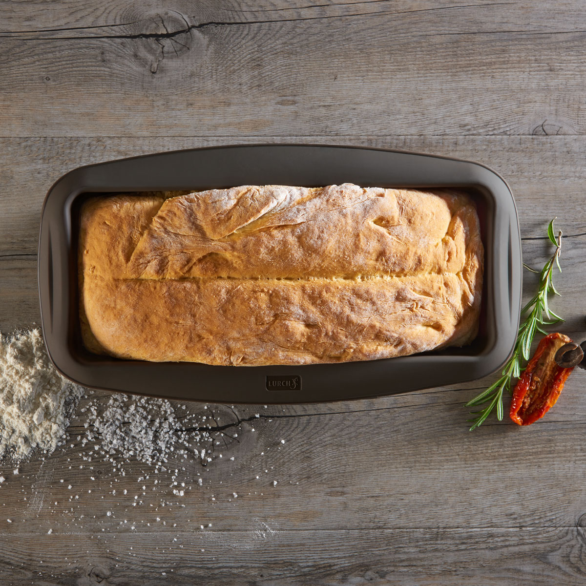 Weißbrot – klassisch, einfach und unglaublich vielseitig! Mit nur wenigen Zutaten zauberst du dir ein fluffig-lockeres Brot, das herrlich duftet und schmeckt. Ob süß mit Marmelade oder herzhaft als Sandwich – selbst gebacken in der Lurch Kastenform ist es