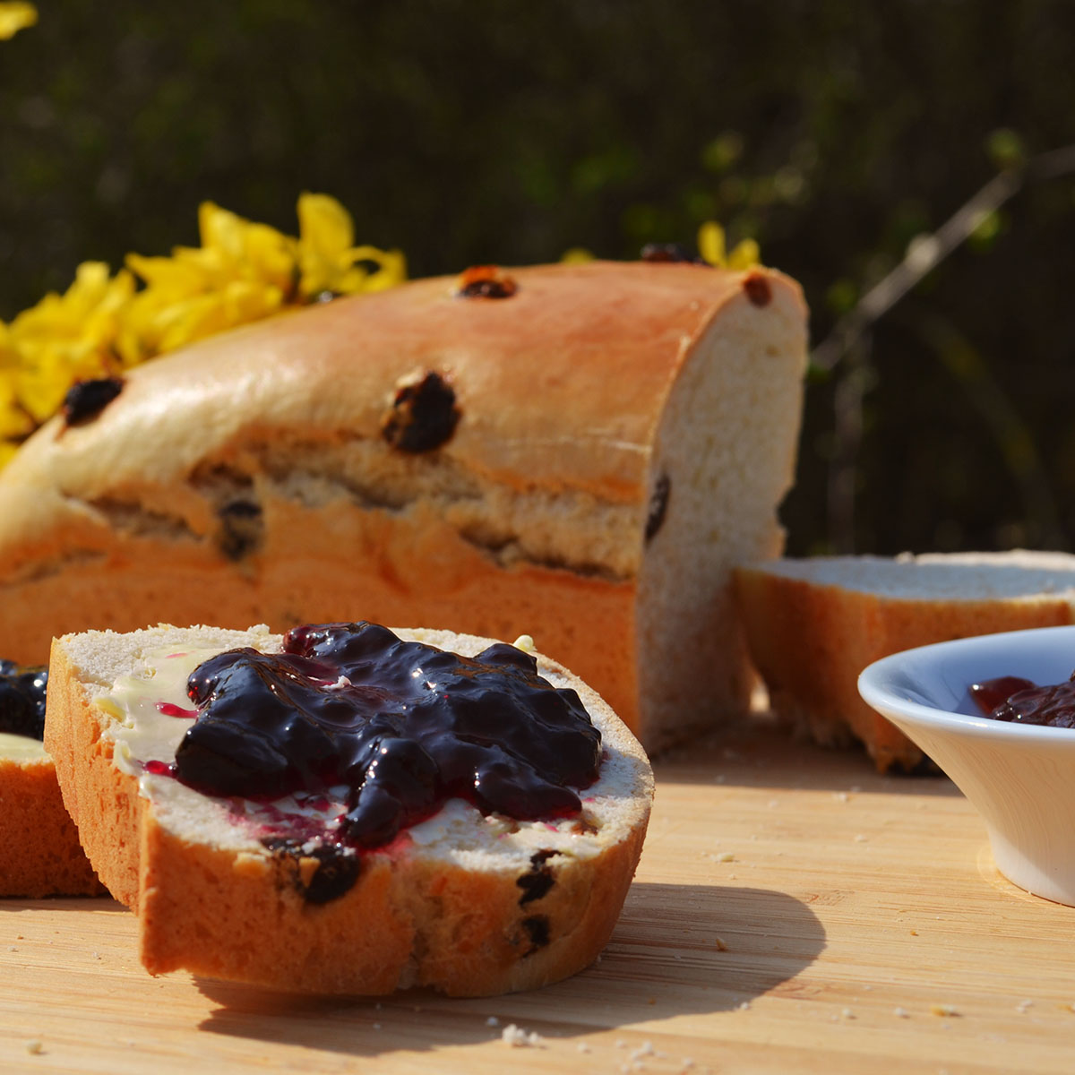 Rosinenbrot in der Lurch Kastenform aus Silikon: Lust auf etwas Süßes – aber nicht gleich Kuchen? Dann ist dieses fluffige Rosinenbrot genau richtig! Perfekt zum Frühstück oder zum Kaffee, pur oder mit Butter und Marmelade.