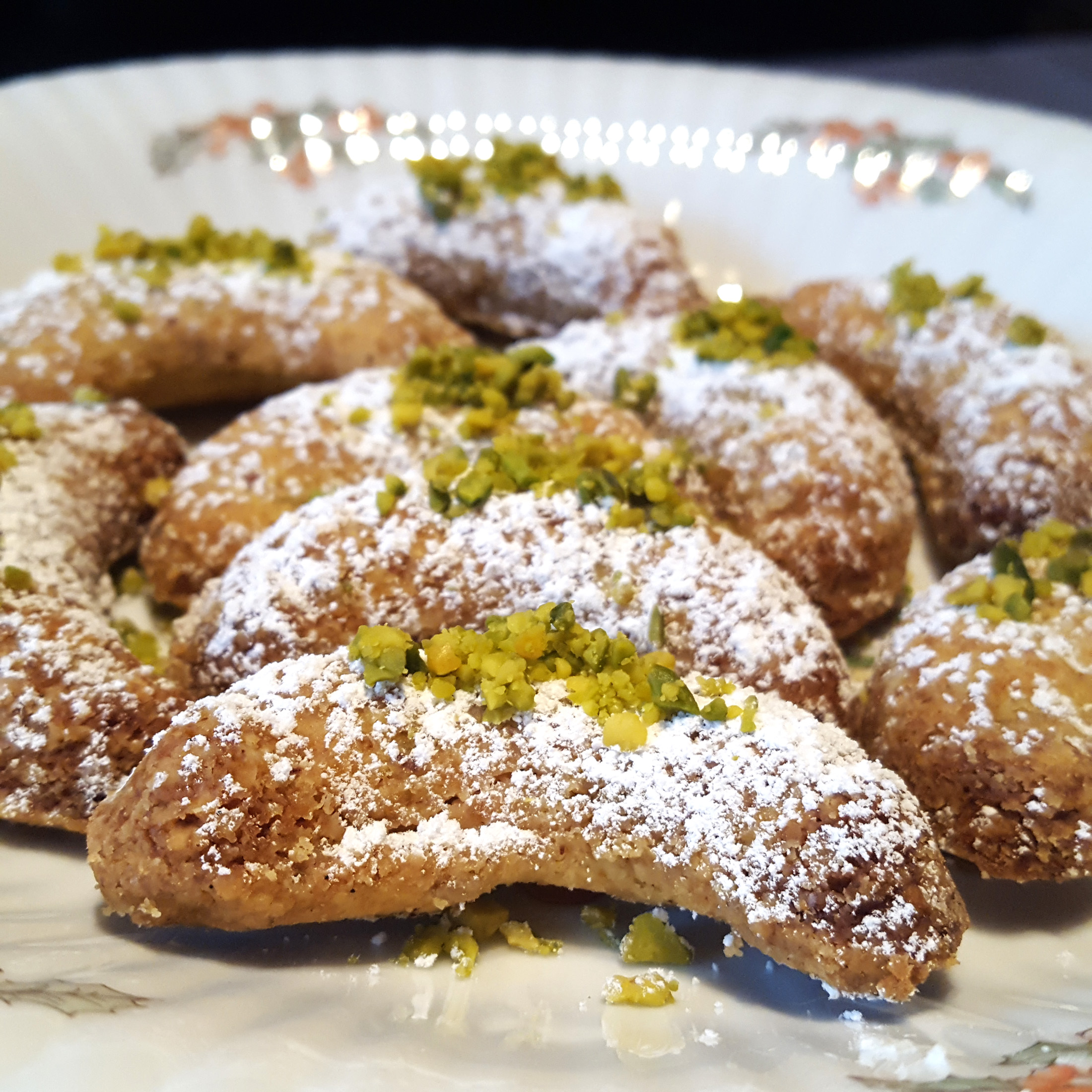 In der Vorweihnachtszeit lieben wir das Backen von Vanillekipferln, die mit echter Vanille und einer Prise Pistazie besonders lecker und festlich werden – probier’s aus! Gebacken in der Lurch Vanillekipferl-Backform.